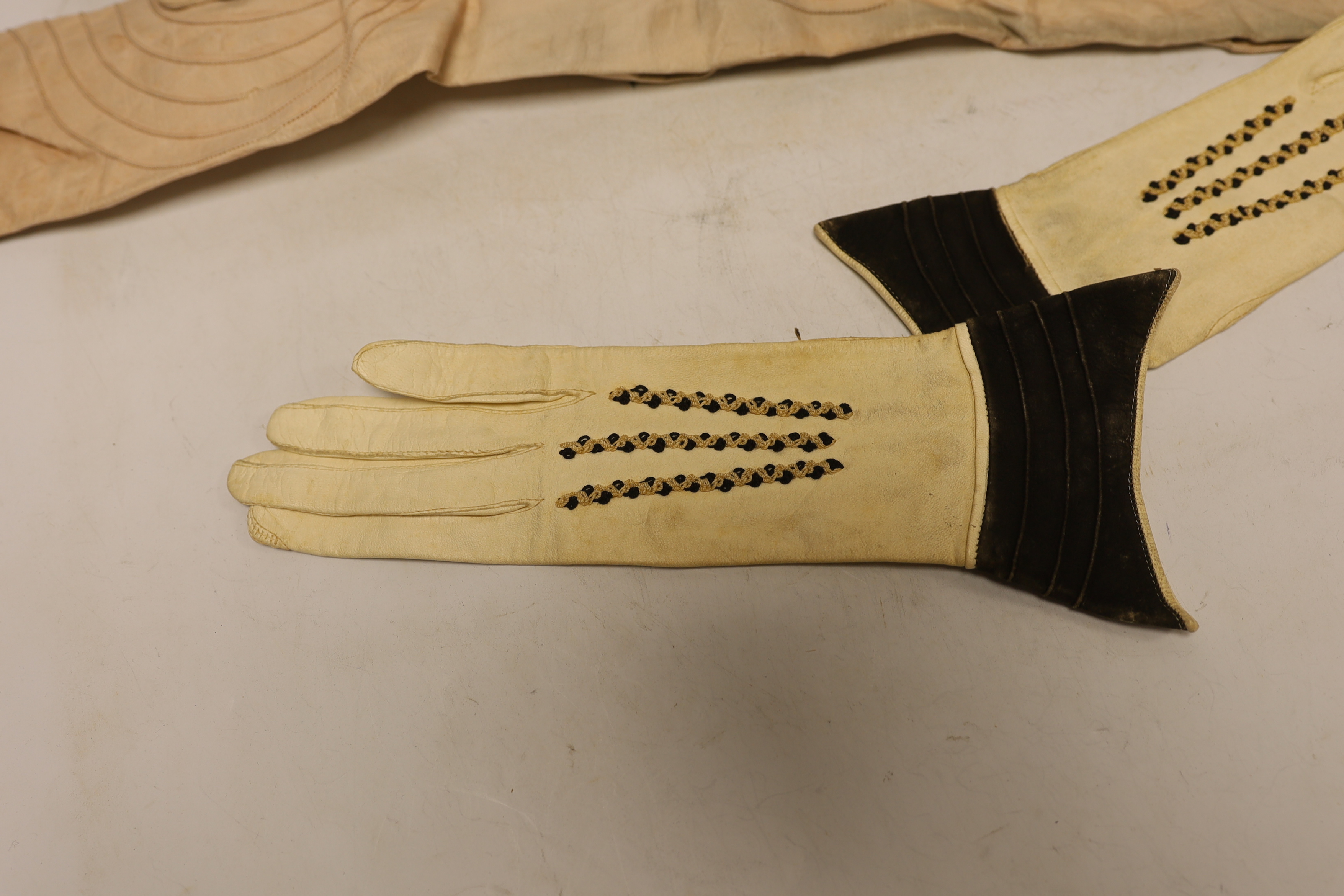 Five ladies evening bags 1930's-40's, together with a pair of pink leather evening gloves and a similar pair of ladies gauntlet gloves